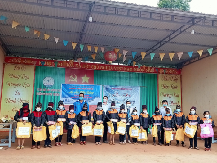 Đoàn thanh niên xã Cư Mốt tổ chức chương trình thiện nguyện “áo ấm mùa đông”